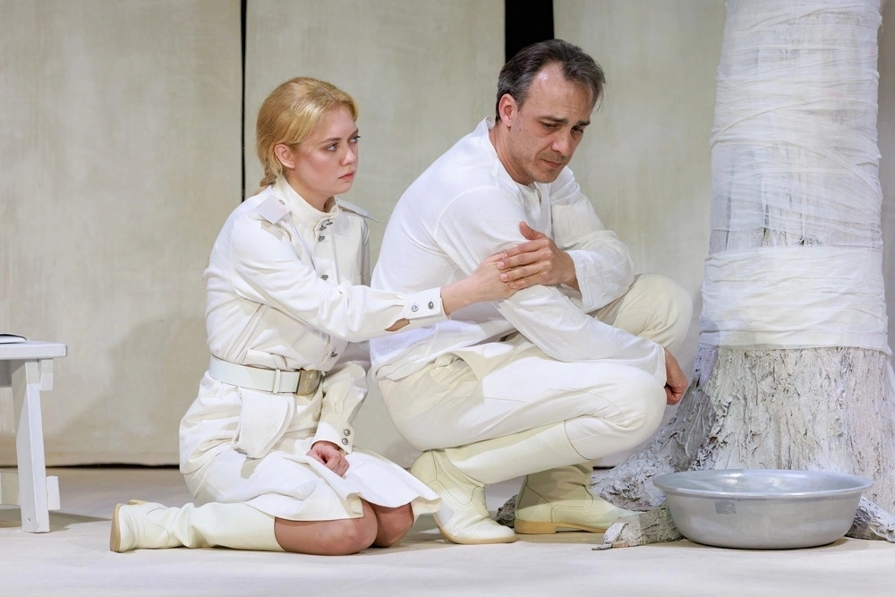 Спектакль «Белая палатка» в Малом театре Москвы: История любви и долга на фоне войны