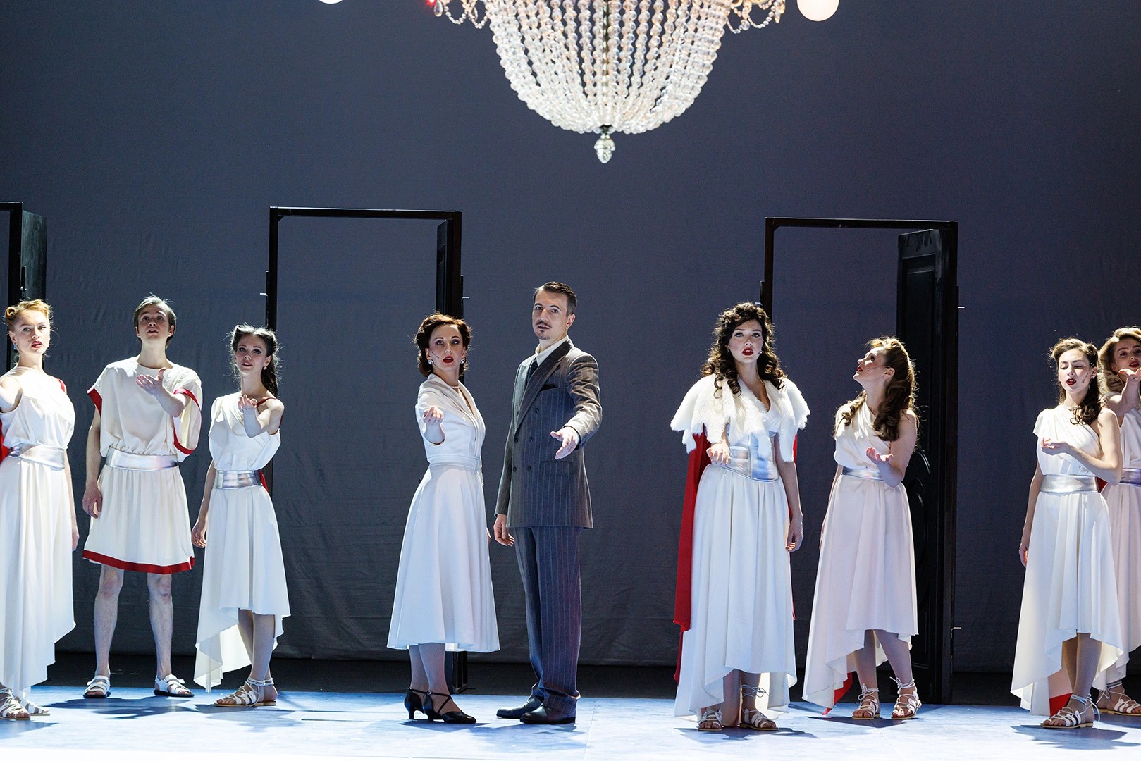 «МАЛЕНЬКАЯ ОПЕРА» В МАЛОМ ТЕАТРЕ: ОСТРОУМНЫЙ ФАРС ОБ ИСКУССТВЕ ВО ВРЕМЯ ВОЙНЫ